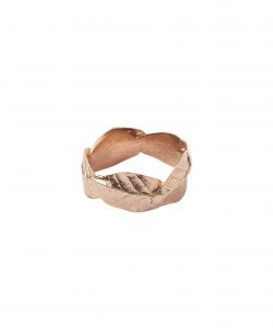 Produkt Ring with pink leaves of a coffee tree around